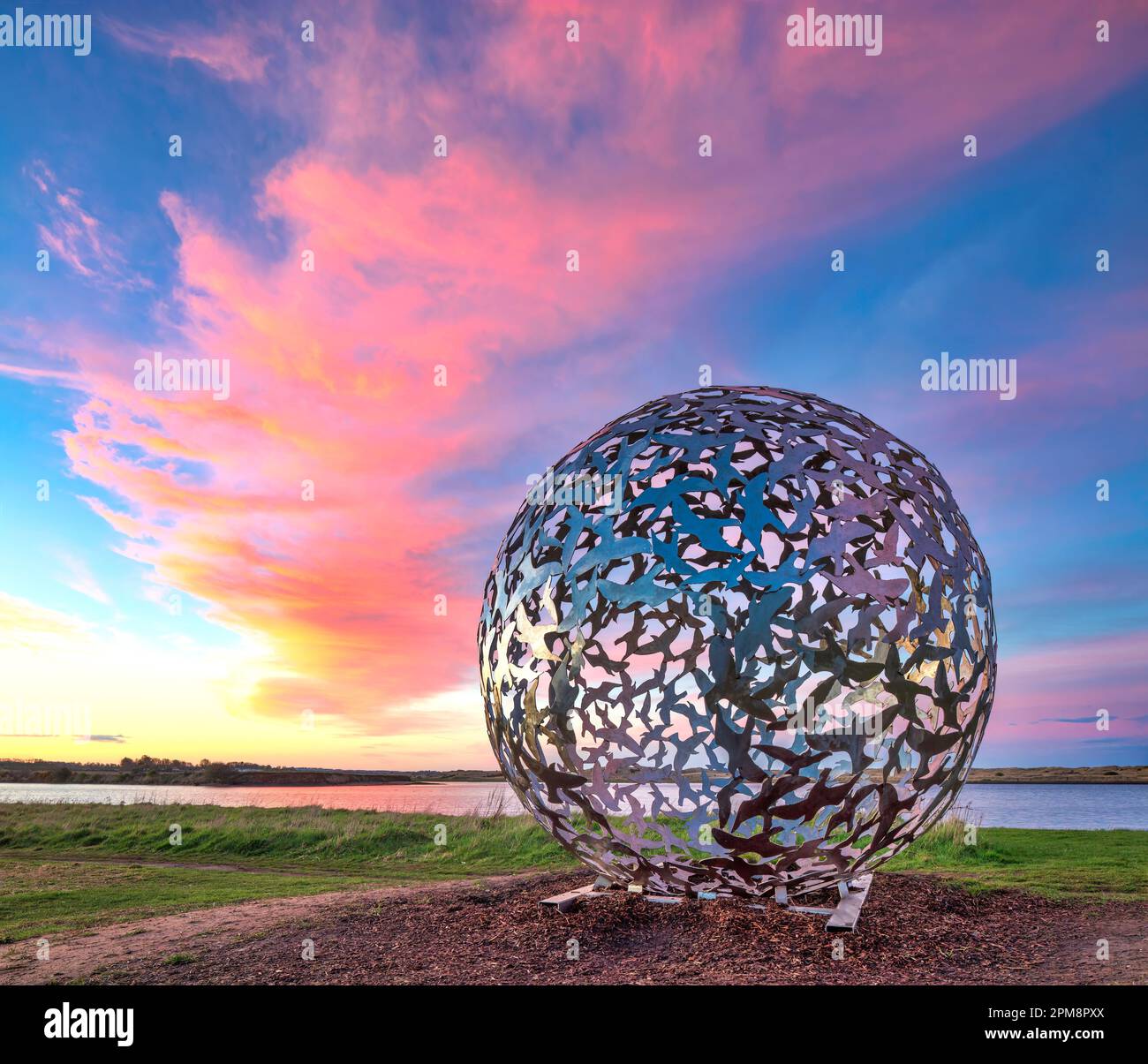 Tramonto a 'Flock Sphere' sul sentiero Art bord waalk in amble, Northumberland, Inghilterra, Regno Unito Foto Stock