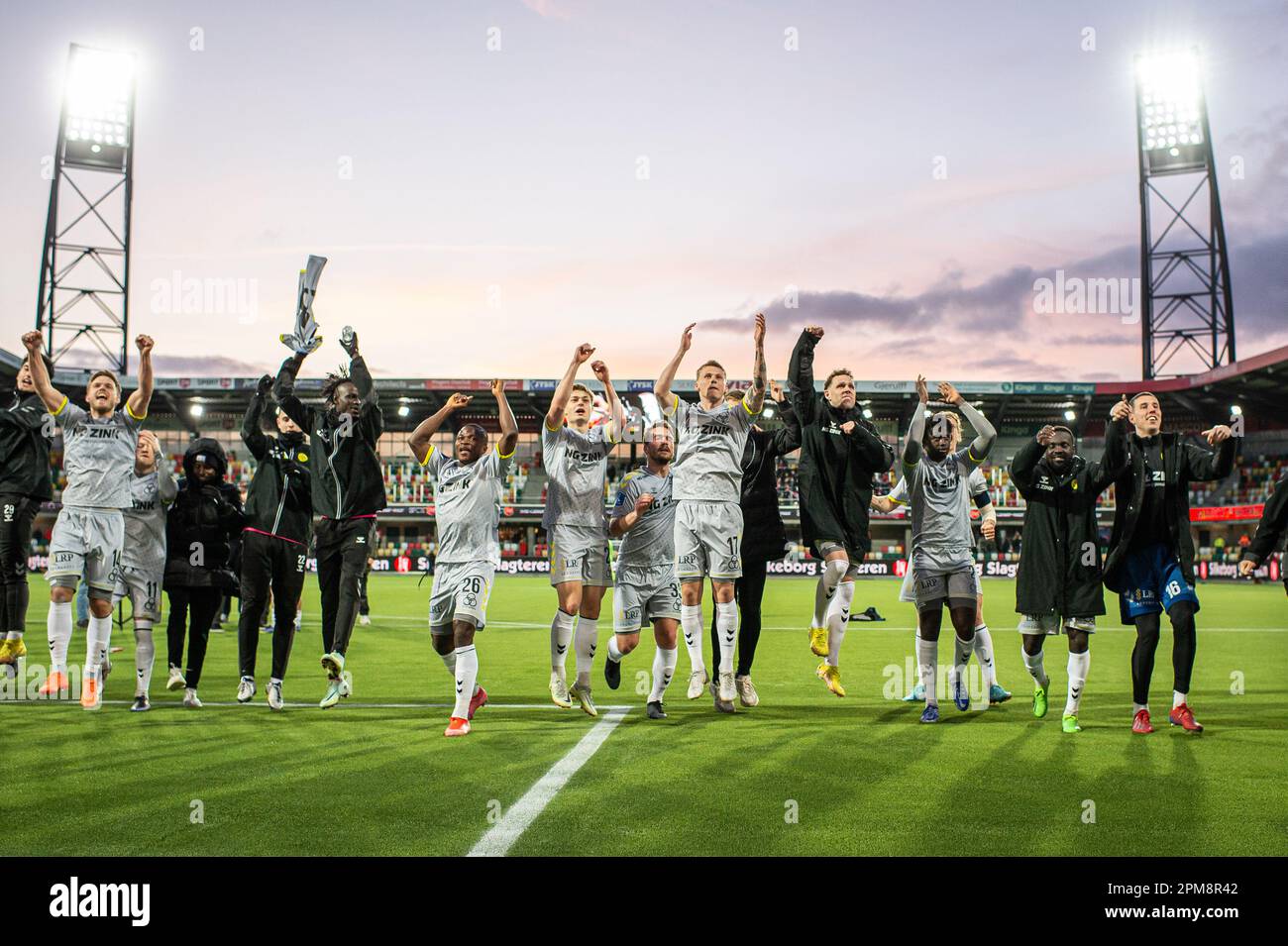 Silkeborg, Danimarca. 11th Apr, 2023. I giocatori degli AC Horsens celebrano la vittoria dopo la partita Superliga del 3F tra Silkeborg IF e AC Horsens al Jysk Park di Silkeborg. (Photo Credit: Gonzales Photo/Alamy Live News Foto Stock