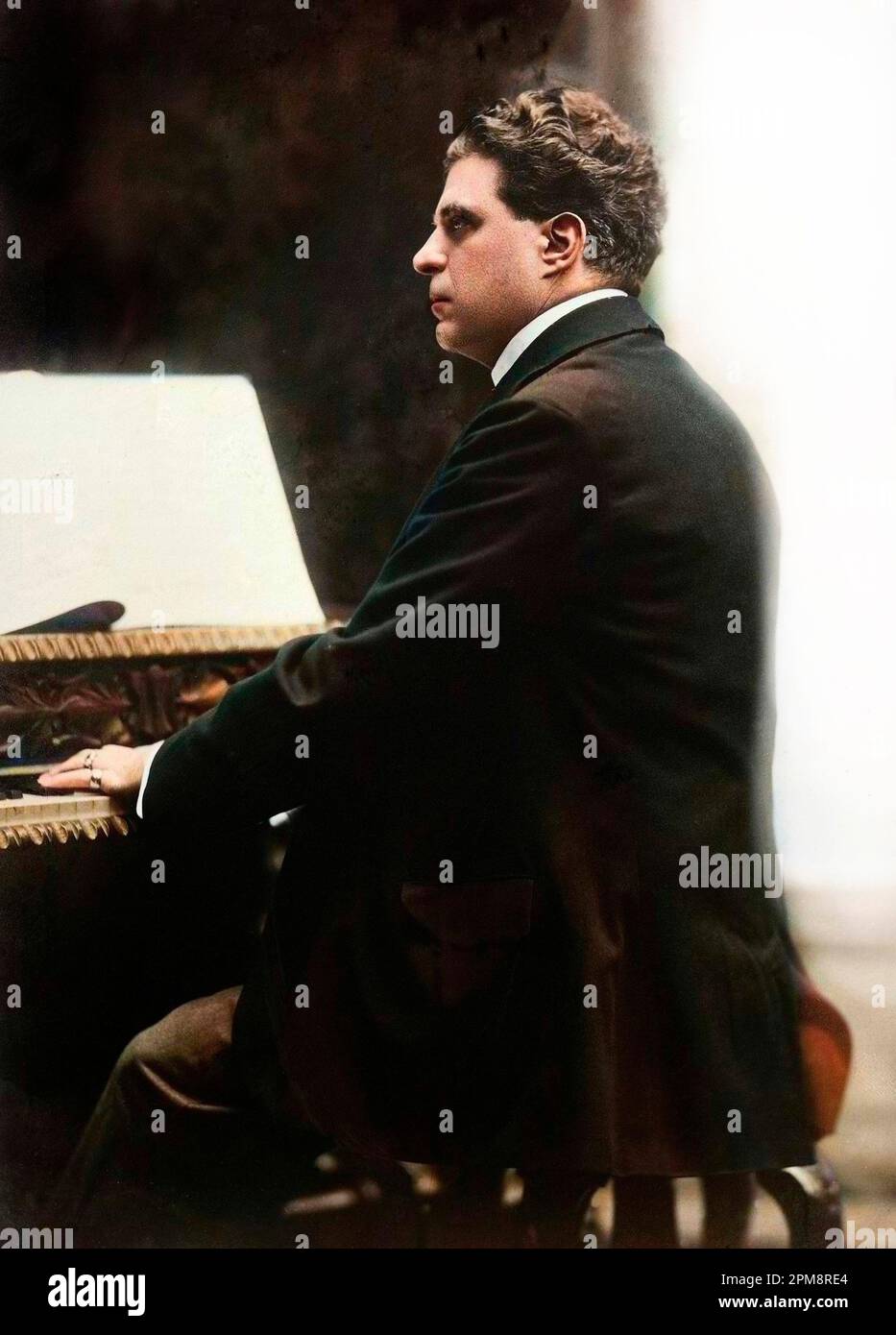 Pietro Mascagni (1863-1945), compositeur et chef d'orchestre italien, au piano - Pietro Mascagni (1863-1945), compositore e direttore d'orchestra italiano, al pianoforte. Foto Stock