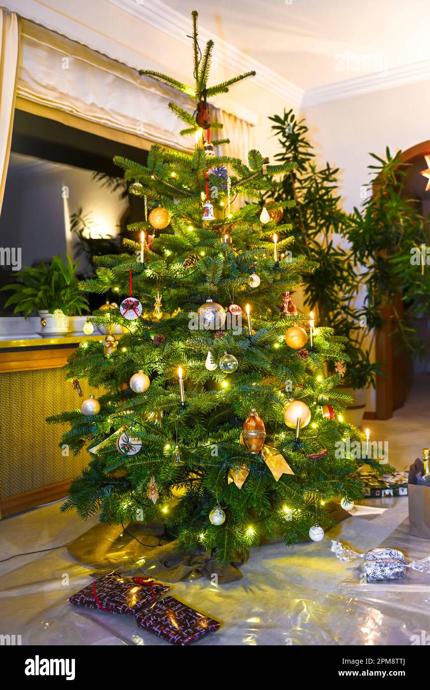 Geschmückter Weihnachtsbaum mit Lichterkette und Kerzen Foto Stock