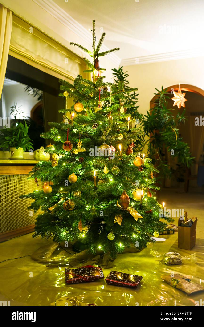 Geschmückter Weihnachtsbaum mit Lichterkette und Kerzen Foto Stock