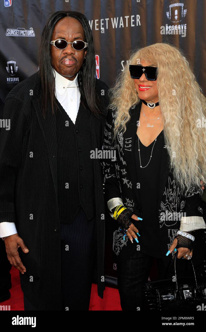 Burbank, Stati Uniti. 11th Apr, 2023. Verdine White, Shelly Clark alla Sweetwater Premiere al Warner Brothers Studio il 11 aprile 2023 a Burbank, CA (Photo by Katrina Jordan/Sipa USA) Credit: Sipa USA/Alamy Live News Foto Stock