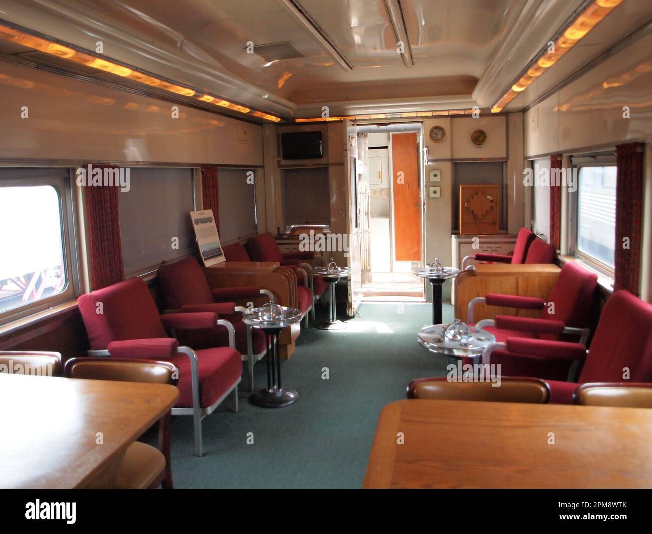 Interni di auto passeggeri della ferrovia americana in vecchio stile che mostrano i lussuosi servizi del giorno. Foto Stock