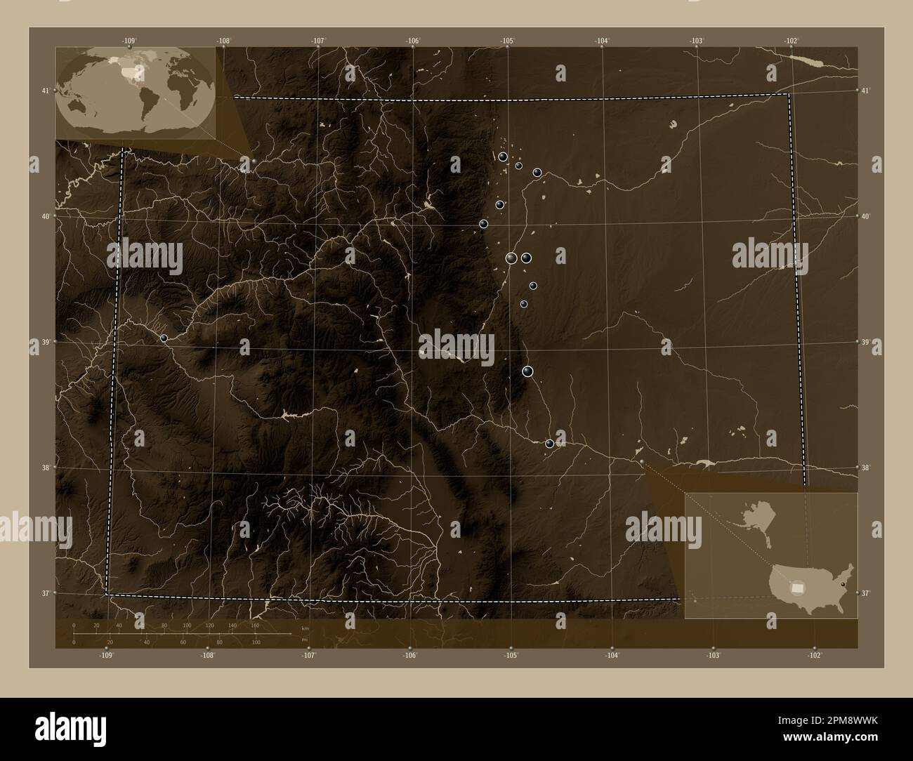 Colorado, stato degli Stati Uniti d'America. Mappa dell'altitudine colorata in tonalità seppia con laghi e fiumi. Posizioni delle principali città della regione. Mais Foto Stock