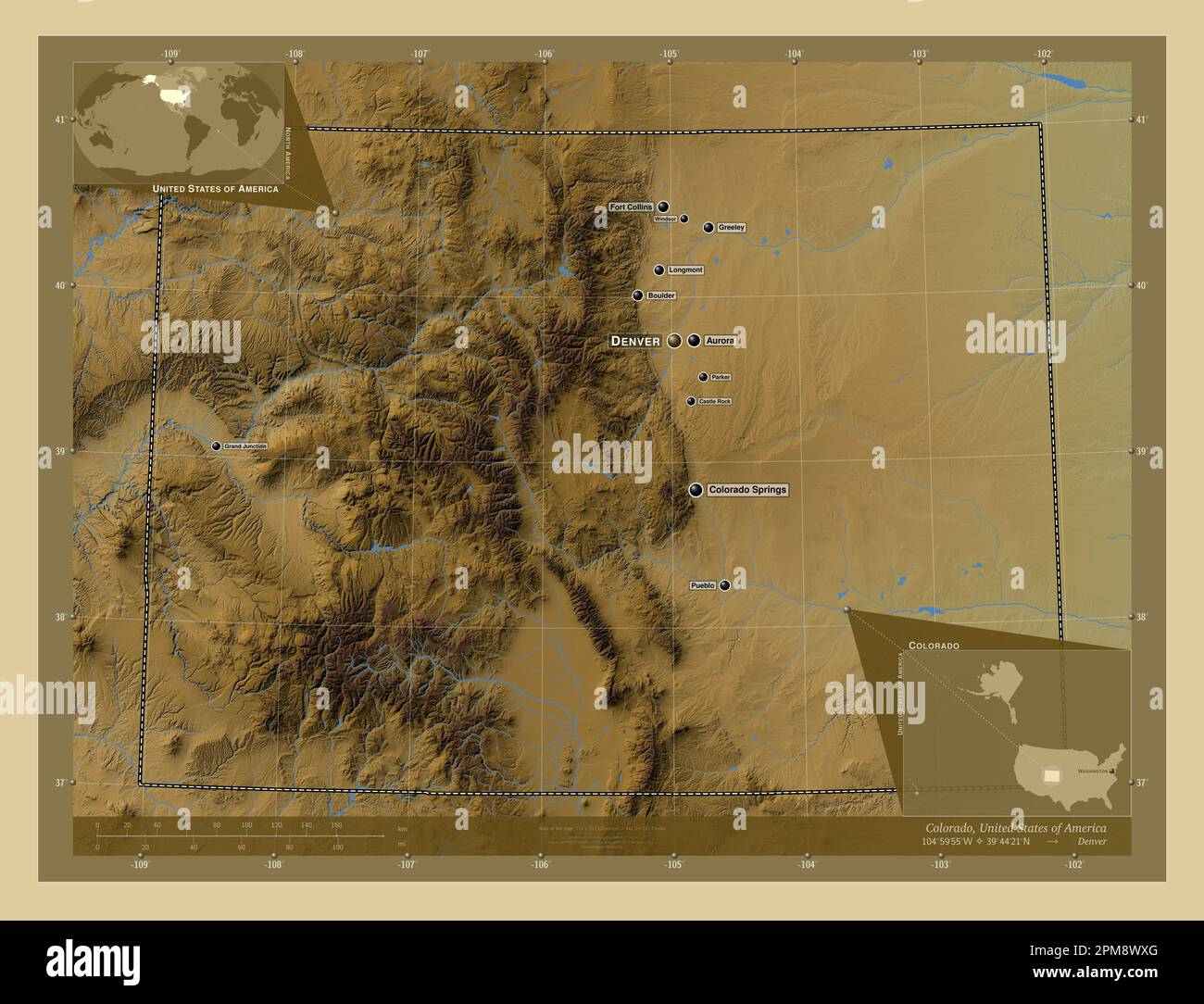 Colorado, stato degli Stati Uniti d'America. Mappa di altitudine colorata con laghi e fiumi. Località e nomi delle principali città della regione. Angolo au Foto Stock