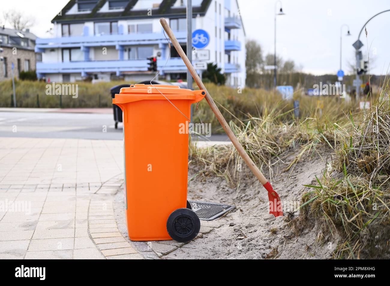 Orange Müllton zur Entsorgung von Pferdeäpfeln in Scharbeutz, Schleswig-Holstein, Deutschland Foto Stock