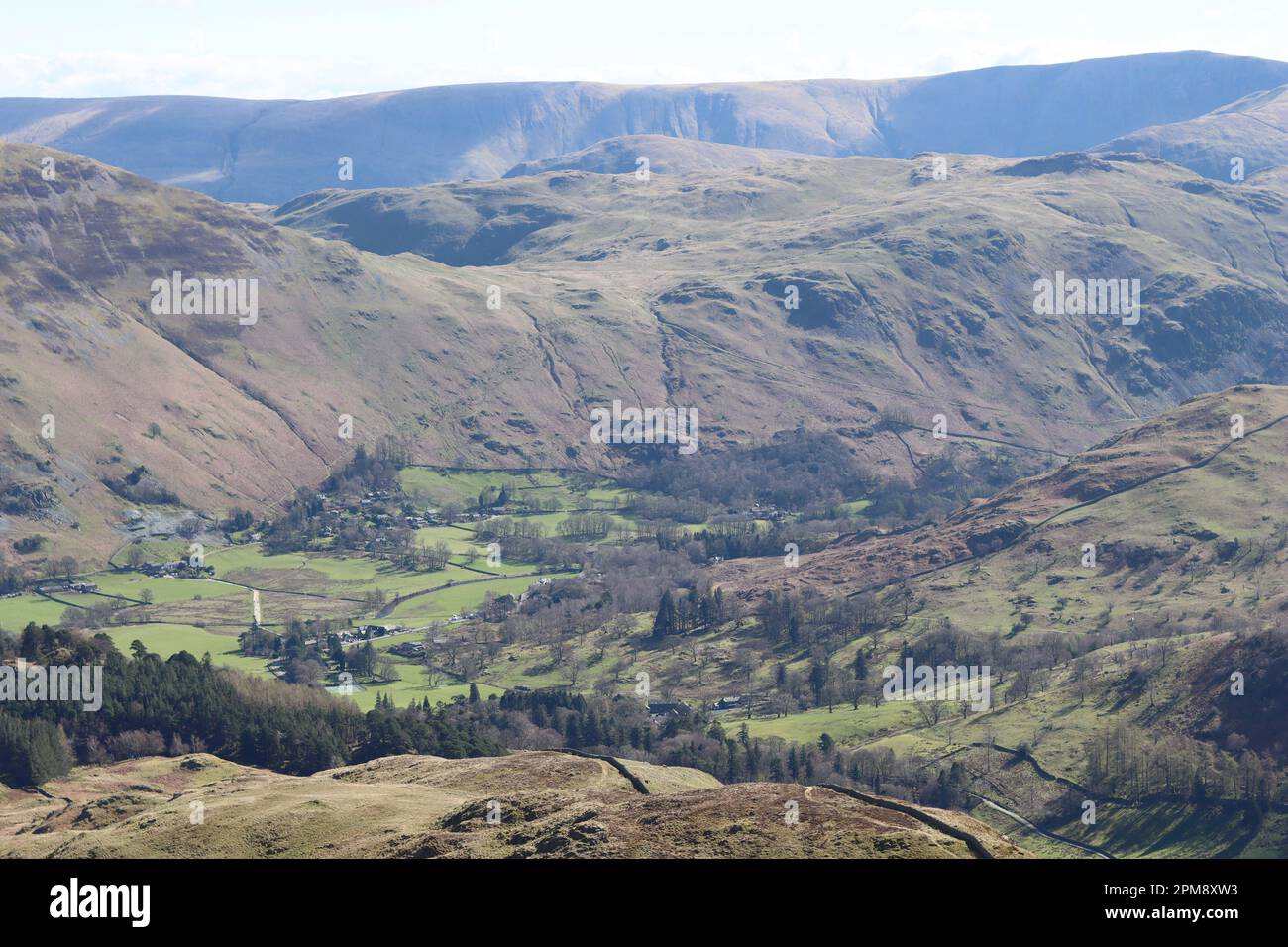 Vista sulla valle del Lake District e sulle colline in una giornata limpida e soleggiata Foto Stock