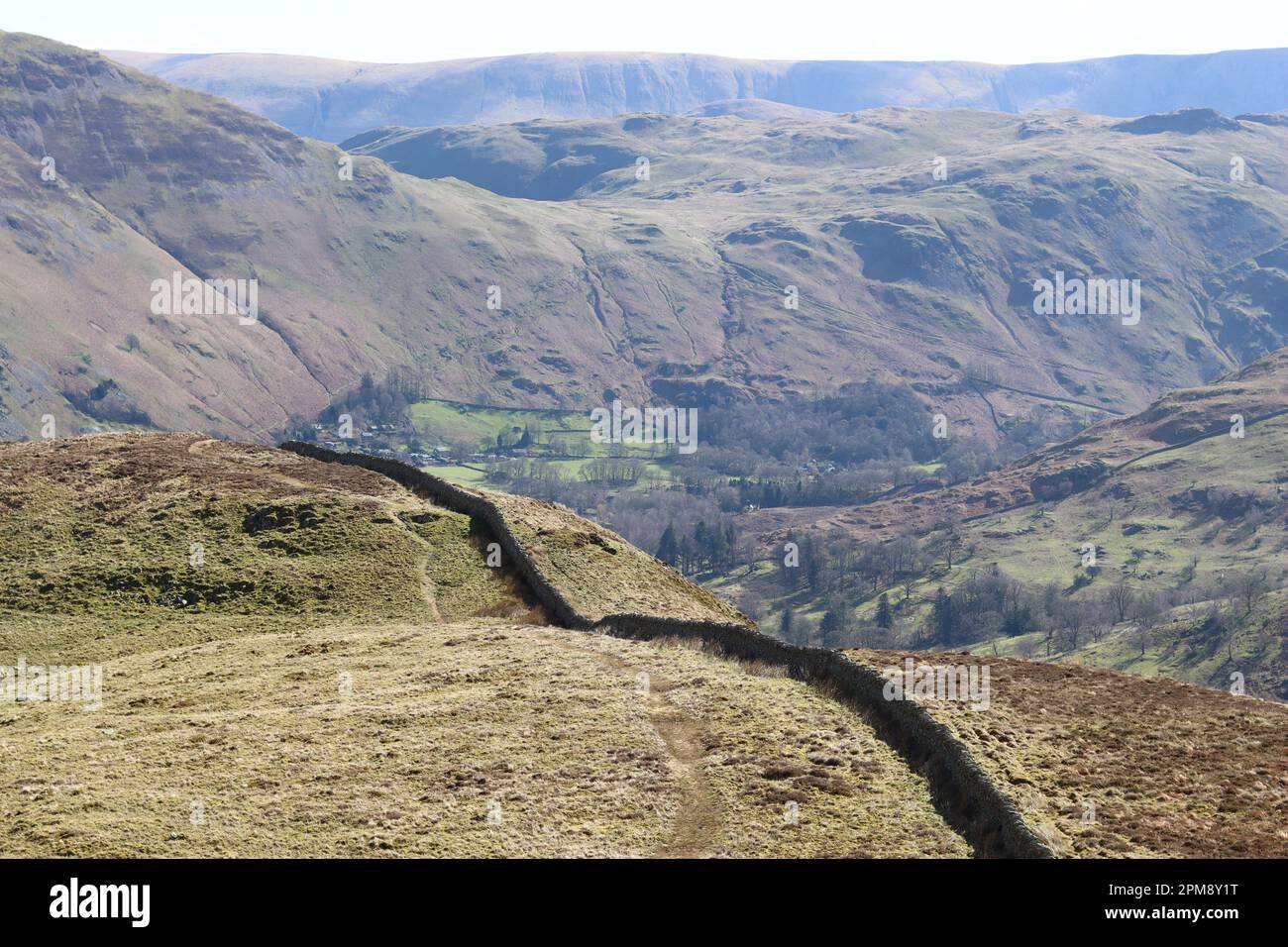 Vista sulla valle del Lake District e sulle colline in una giornata limpida e soleggiata Foto Stock