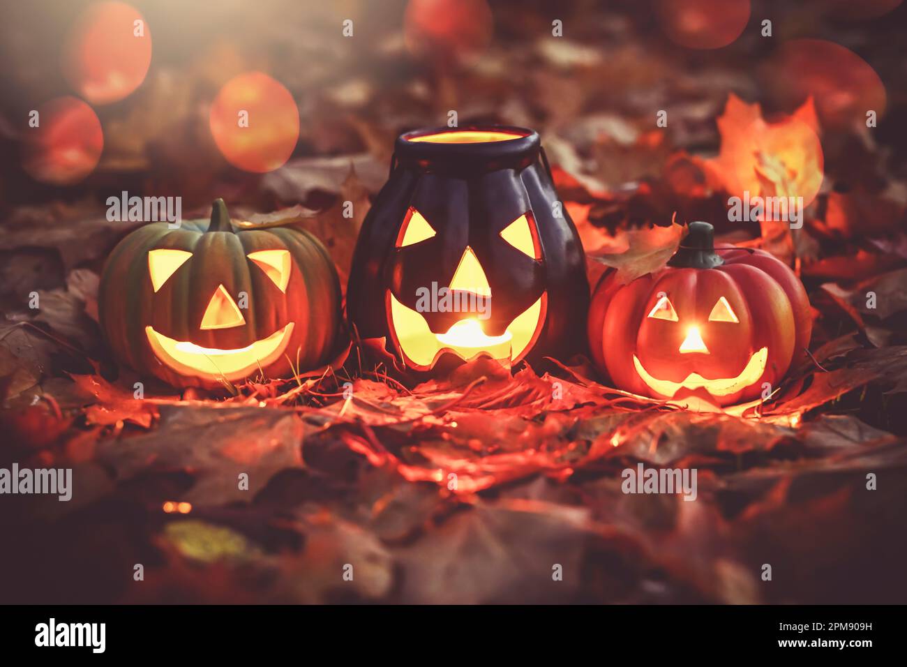 Halloween-Kürbis-Deko und Herbstlaub Foto Stock