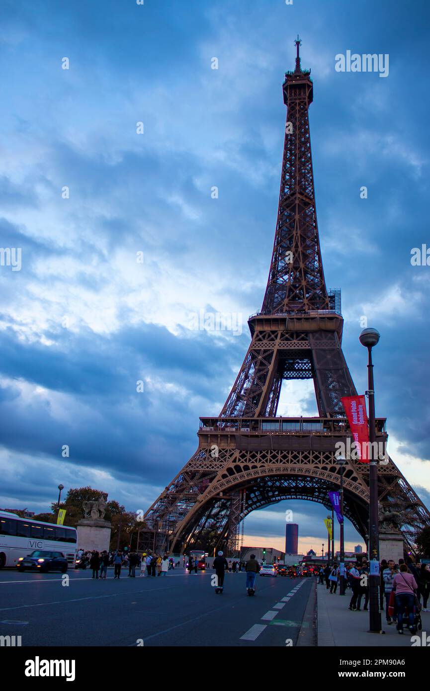 Parigi, Francia, 16 ottobre 2022: Primo piano della Torre Eiffel illuminata di notte, Parigi, Francia. Una delle migliori destinazioni di viaggio al mondo. Foto Stock