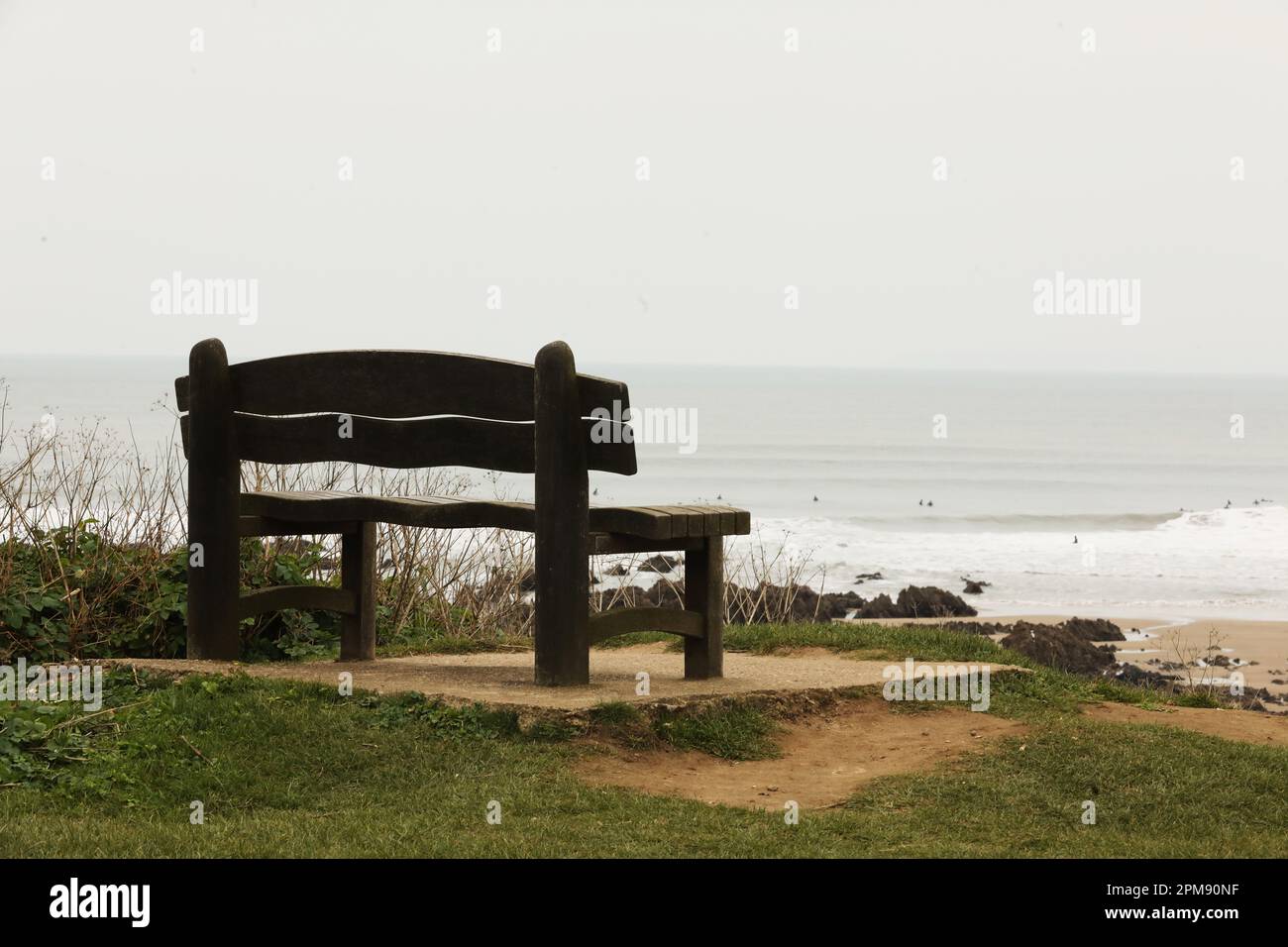 Una panchina commemorativa che si affaccia sulla baia di Croyde Foto Stock