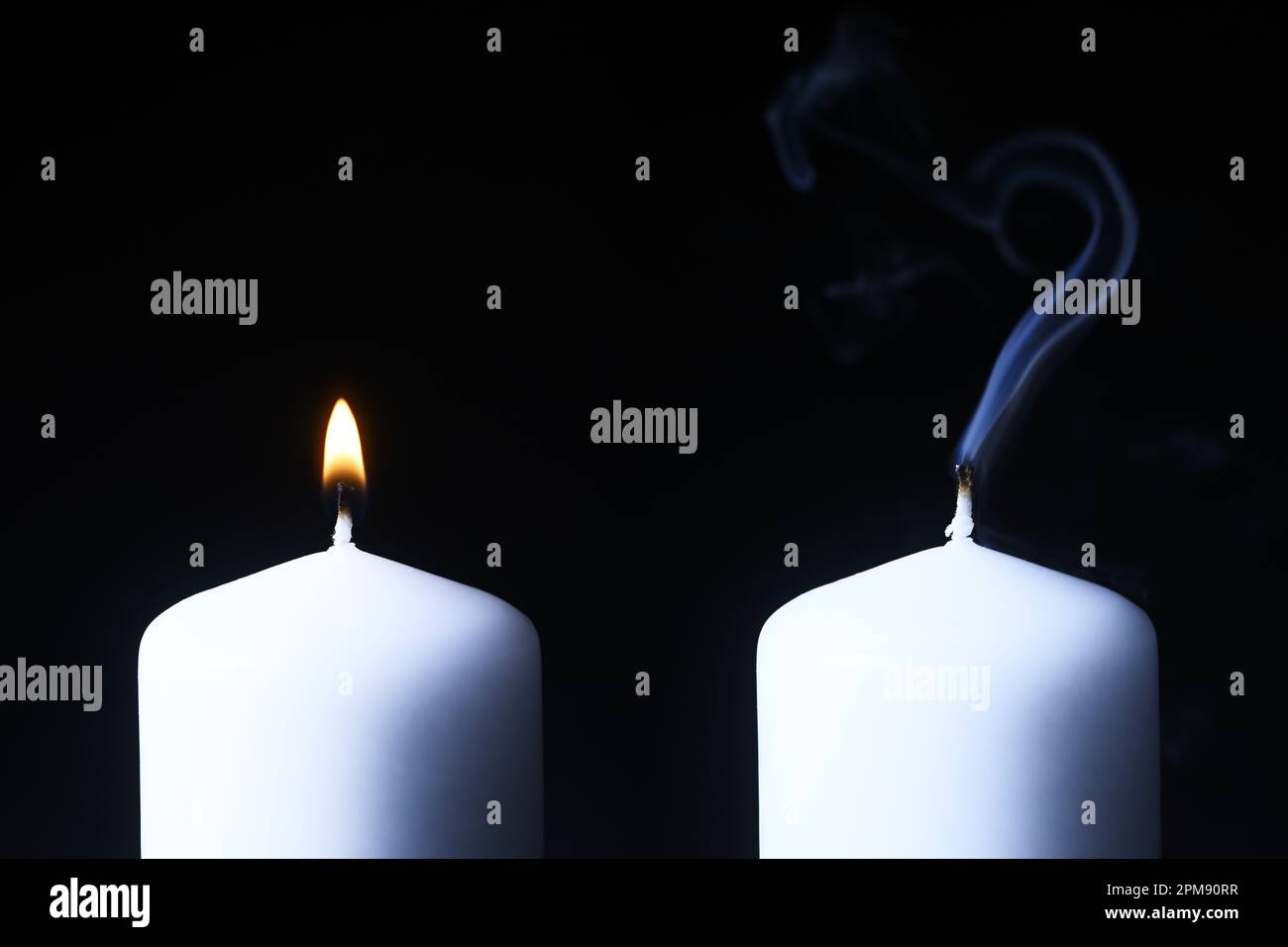 FOTOMONTAGE, Brennende und ausgelöschte Kerze, Symbolfoto Blackout Foto Stock