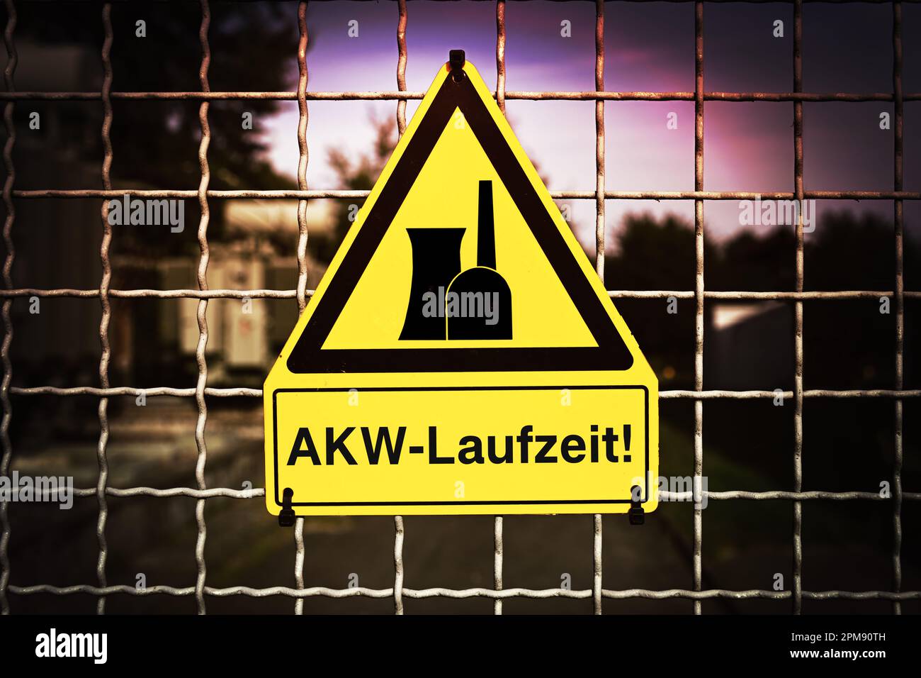 FotoMONTAGE, Schild mit AKW-Symbol und Aufschrift AKW-Laufzeit, Symbolfito verlängerte AKW-Laufzeiten Foto Stock