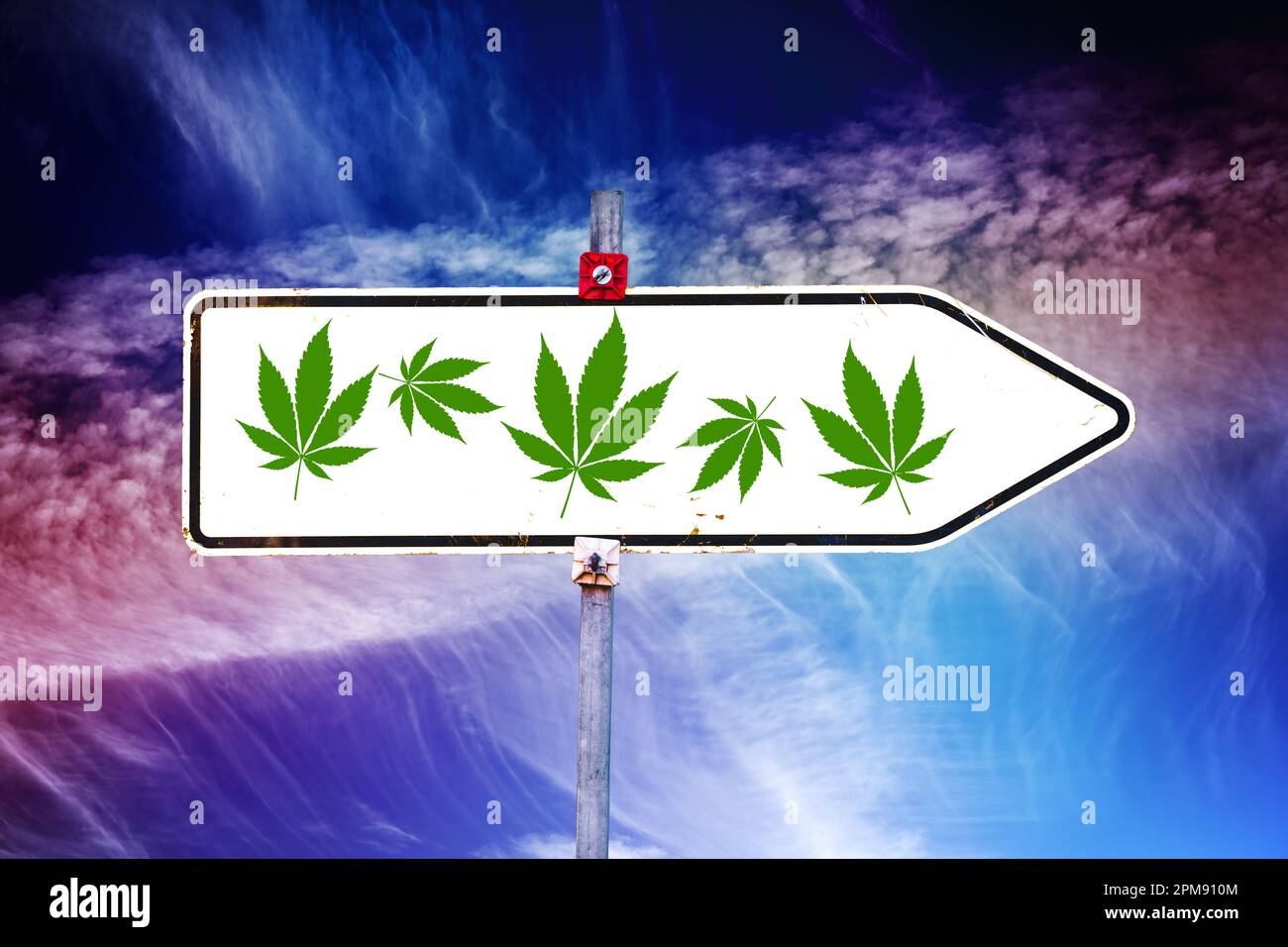 FOTOMONTAGE, Wegweiser mit Cannabisblättern, Symbolfoton Cannabis-Legalisierung Foto Stock