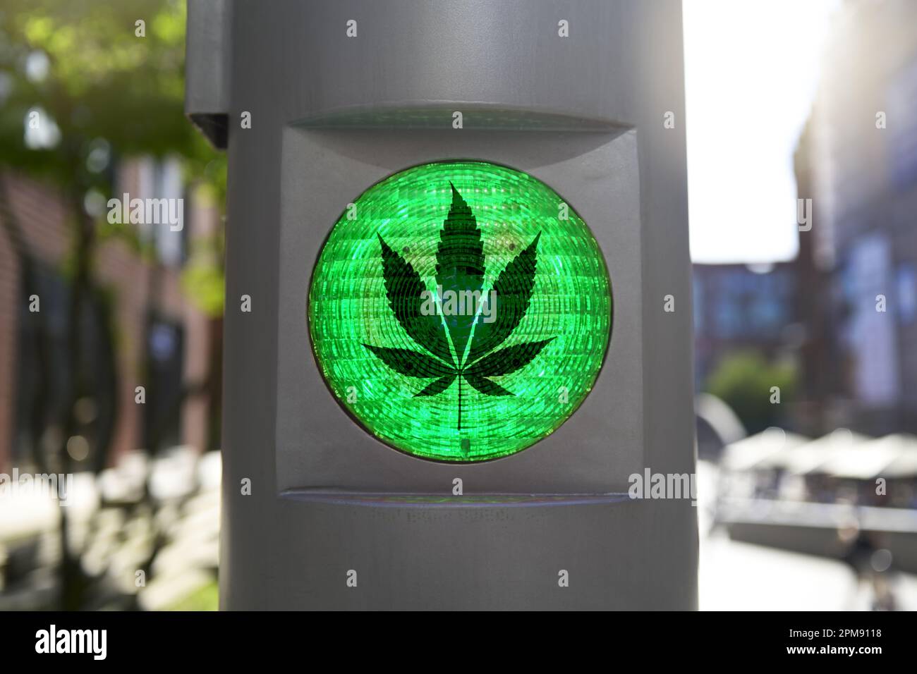 FOTOMONTAGE, Grüne Ampel mit Cannabisblatt, Symbolfoton Cannabis-Legalisierung Foto Stock