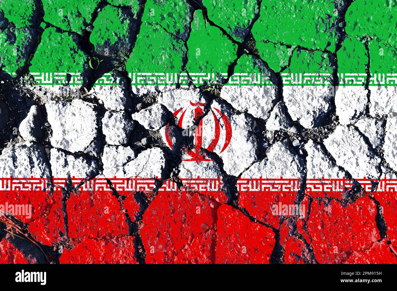 FOTOMONTAGE, Fahne des Iran auf gebrochenem Grund, Symbolfoto für die Proteste im Iran Foto Stock