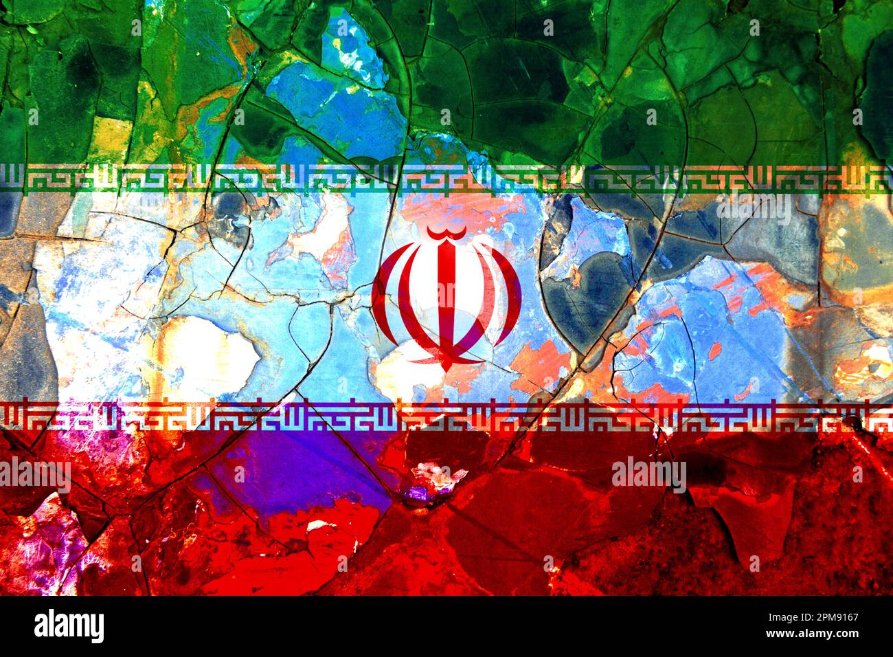 FOTOMONTAGE, Fahne des Iran mit Brüchen, Symbolfoto für die Proteste im Iran Foto Stock