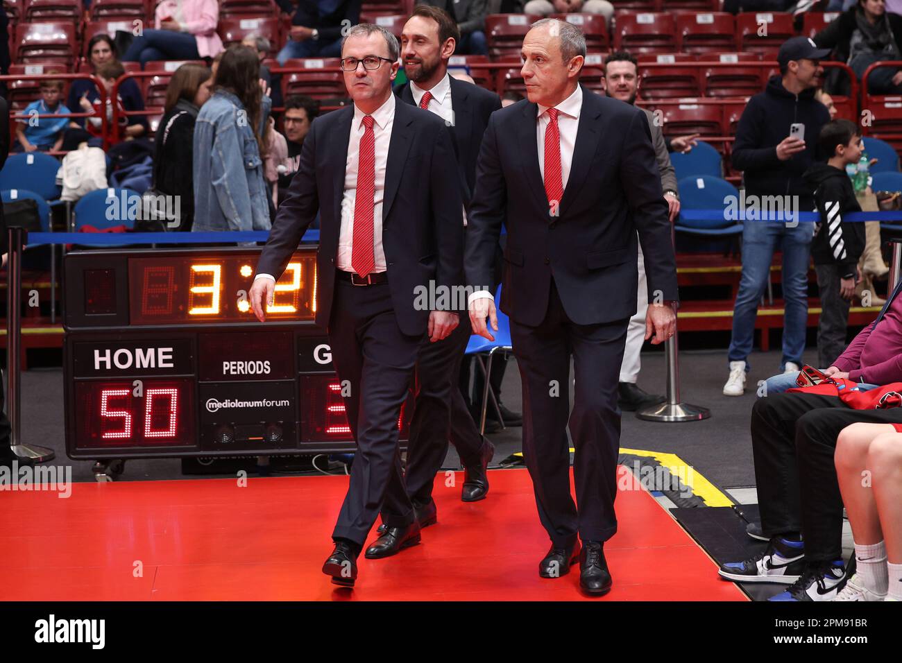 9 aprile 2023, Milano, Italia: Italia, Milano, 9 2023 apr: Ettore Messina (allenatore capo Armani) entra in campo per il 3rd° trimestre durante la partita di basket EA7 Emporio Armani Milano vs Carpegna Prosciutto Pesaro, LBA 2022-2023 day25 (Credit Image: © Fabrizio Bertani/Pacific Press via ZUMA Press Wire) SOLO PER USO EDITORIALE! Non per USO commerciale! Foto Stock