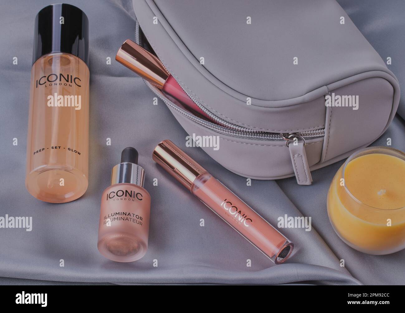 Mansfield, Nottingham, Regno Unito, 2022: Immagine del prodotto Studio di una selezione di iconici cosmetici londinesi con una piccola borsa a mano. Foto Stock