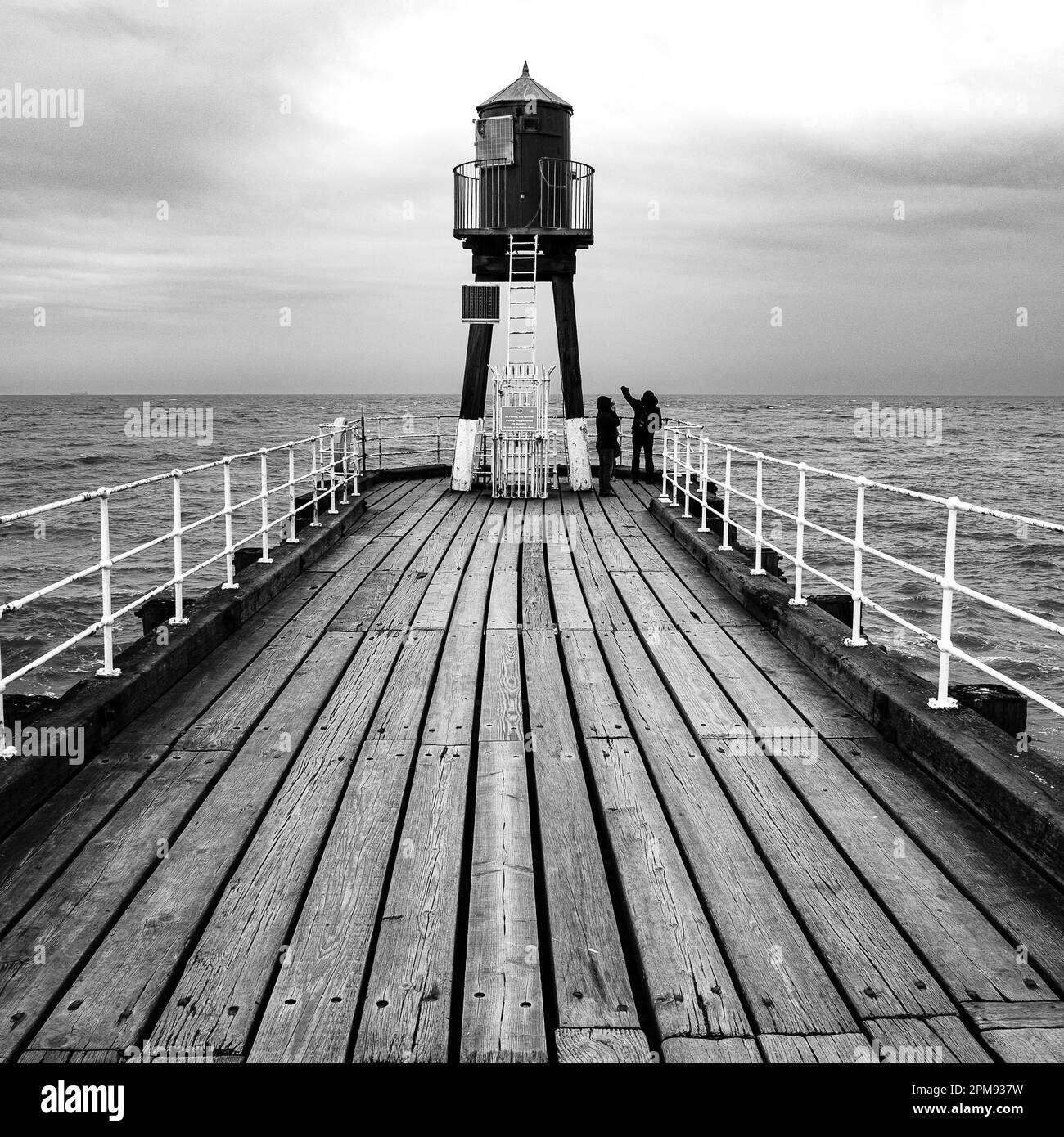 Whitby West Pier Extension in un ventoso giorno di aprile Foto Stock