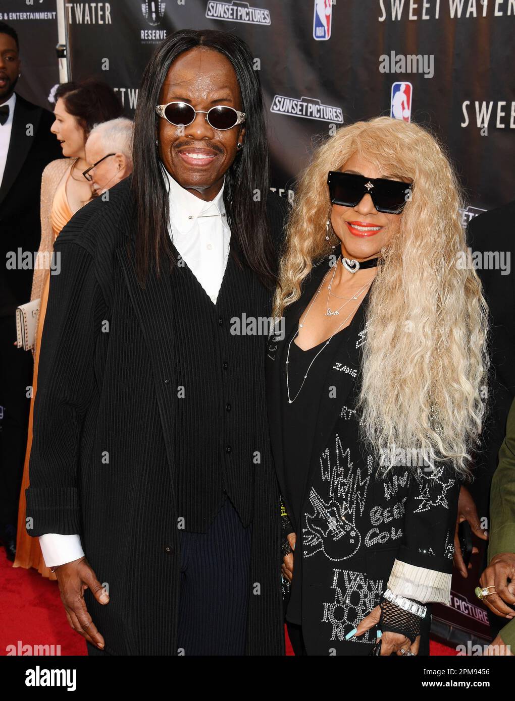 Burbank, California, Stati Uniti. 11th Apr, 2023. (L-R) Verdine White e Shelly Clark partecipano alla prima di Los Angeles di 'Sweetwater' allo Steven J. Ross Theatre sul Warner Bros Lotto il 11 aprile 2023 a Burbank, California. Credit: Jeffrey Mayer/JTM Photos/Media Punch/Alamy Live News Foto Stock