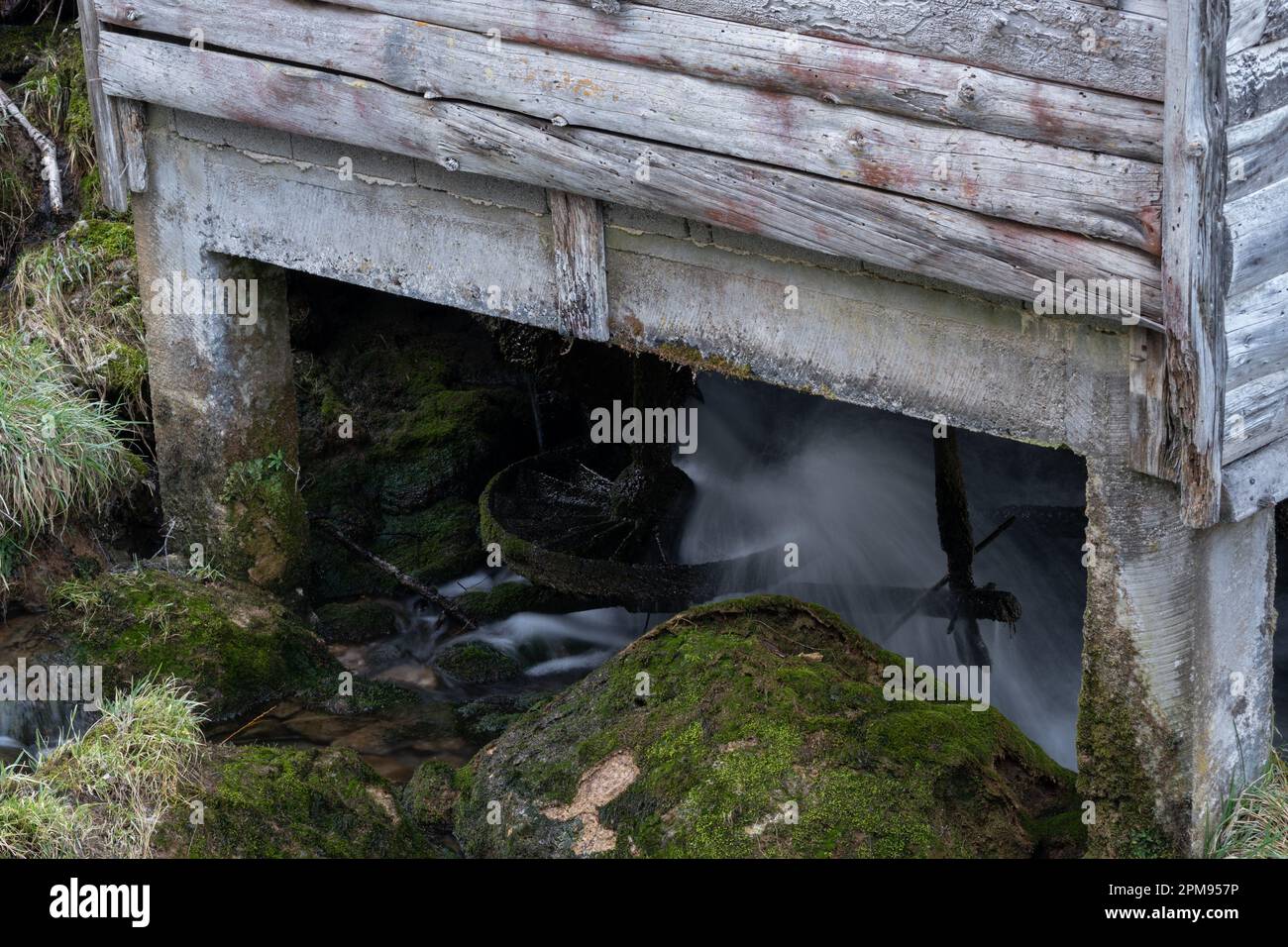 Ruota del mulino ad acqua sul fiume Krupa in Krupa na Vrbasu, flusso d'acqua Foto Stock