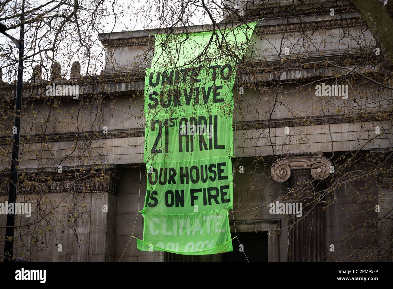 Banner goccia dal lato della Chiesa di St Pancras in Euston Road, Londra, pubblicizzando le prossime proteste climatiche. Foto Stock