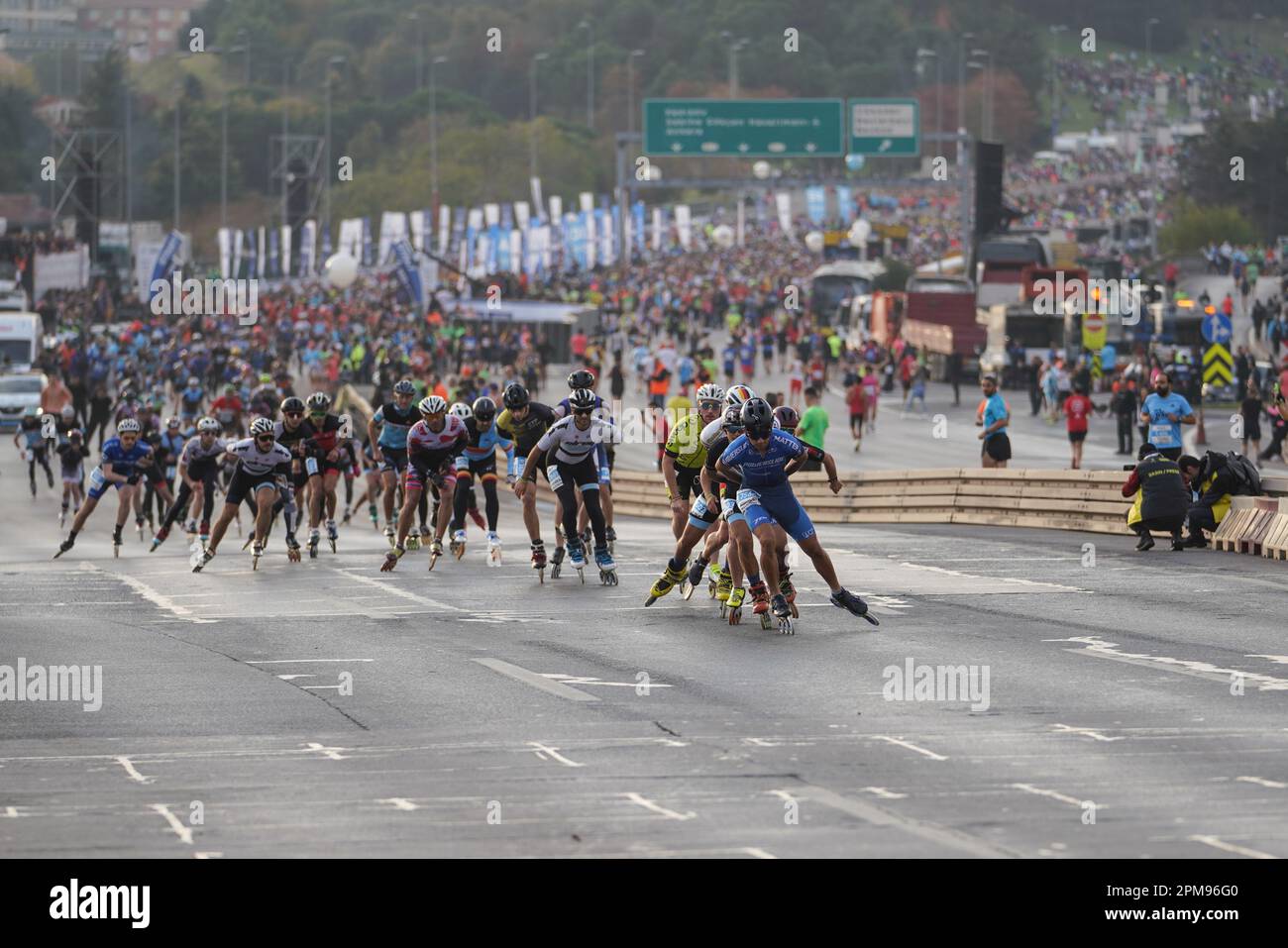 ISTANBUL, TURCHIA - 06 NOVEMBRE 2022: Pattinatori nel 44. Maratona di Istanbul che comprende due continenti in una gara. Foto Stock