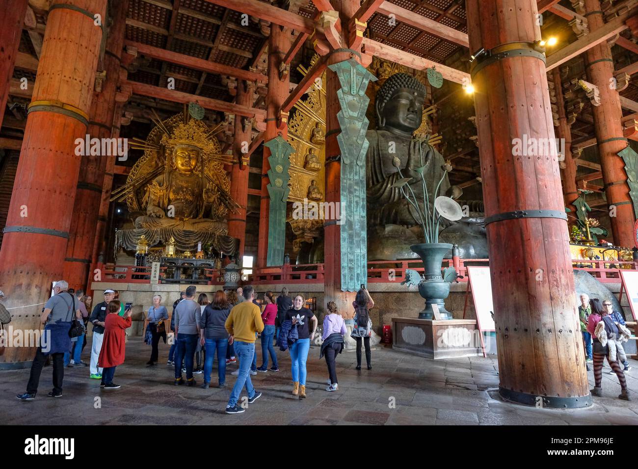 Nara, Giappone - 22 marzo 2023: I turisti che visitano il Tempio Todaiji è un tempio buddista a Nara, Giappone. Foto Stock