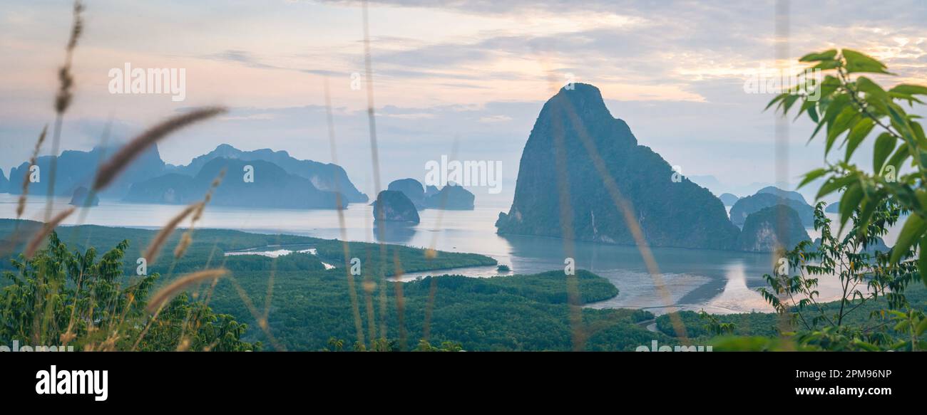 Il punto di osservazione di Samet Nangshe ha un magnifico panorama delle montagne e del lago all'alba. Luoghi turistici in Thailandia Foto Stock