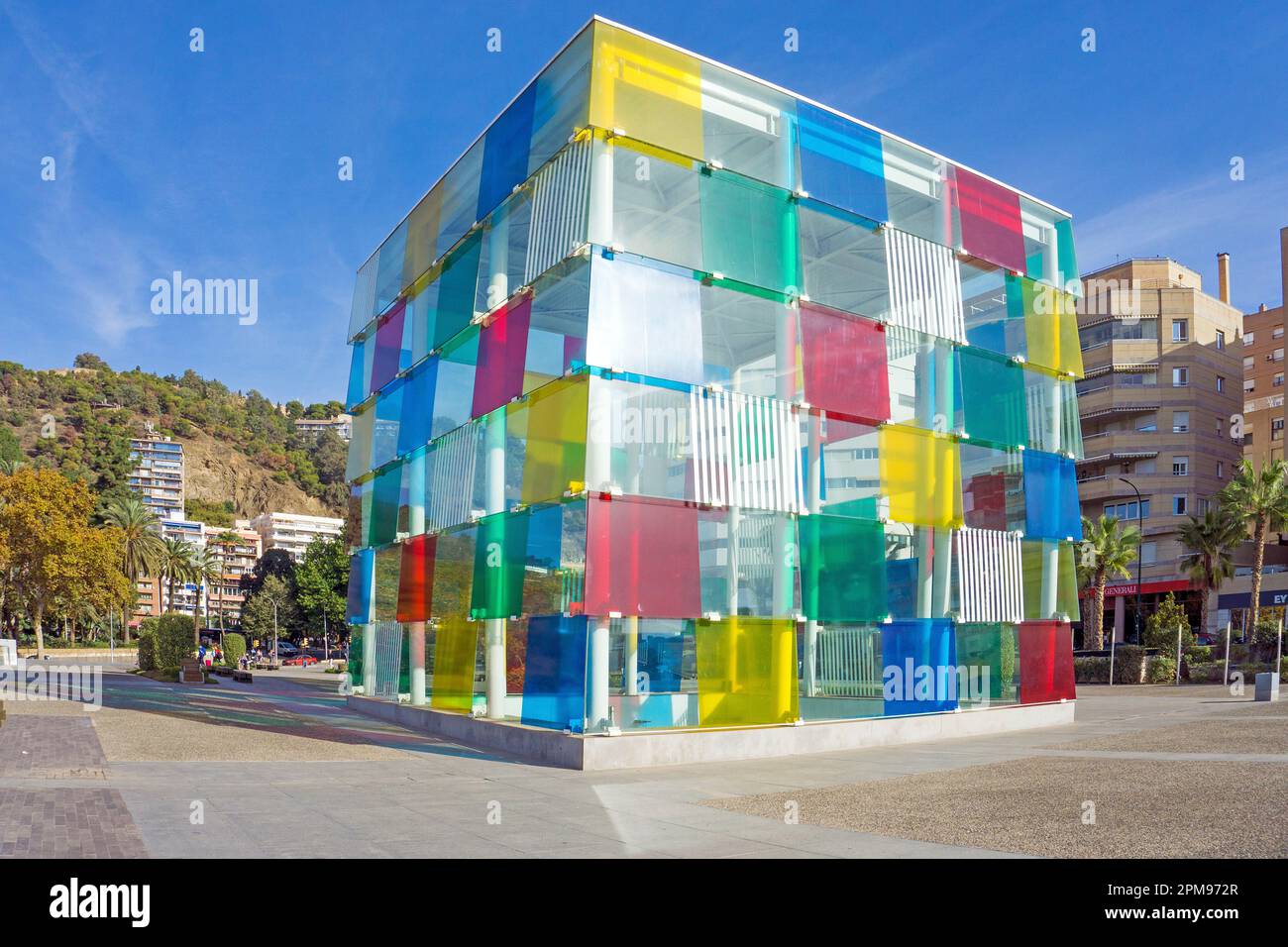 Cubo di vetro multicolore al Centro d'Arte Pompidou, Muelle uno, Malaga, Andalusia, Costa del Sol, Spagna, Europa Foto Stock