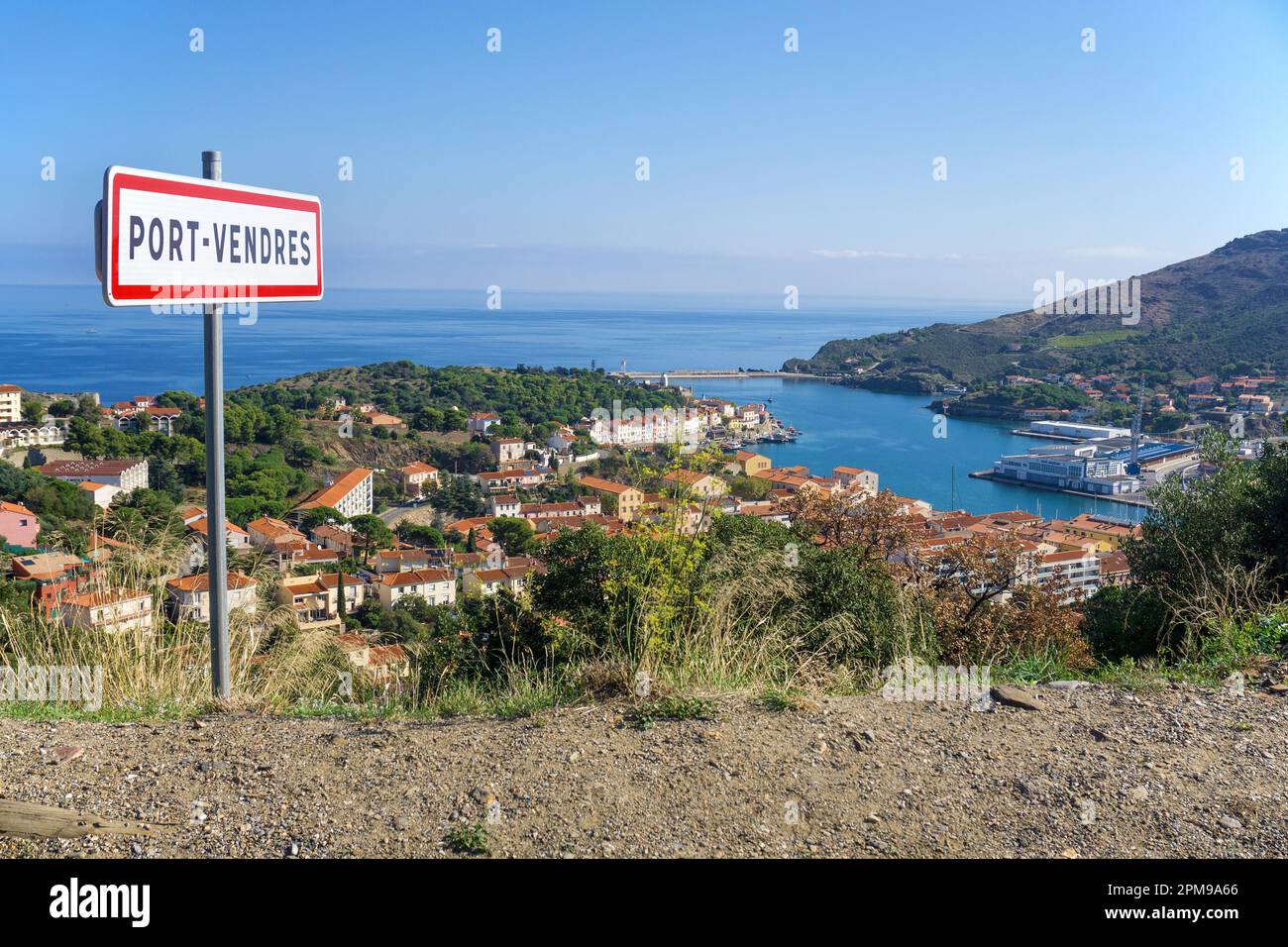Indicazione e panoramica della città, Port Vendres, Pyrénées-Orientales, Languedoc-Roussillon, Francia meridionale, Francia, Europa Foto Stock