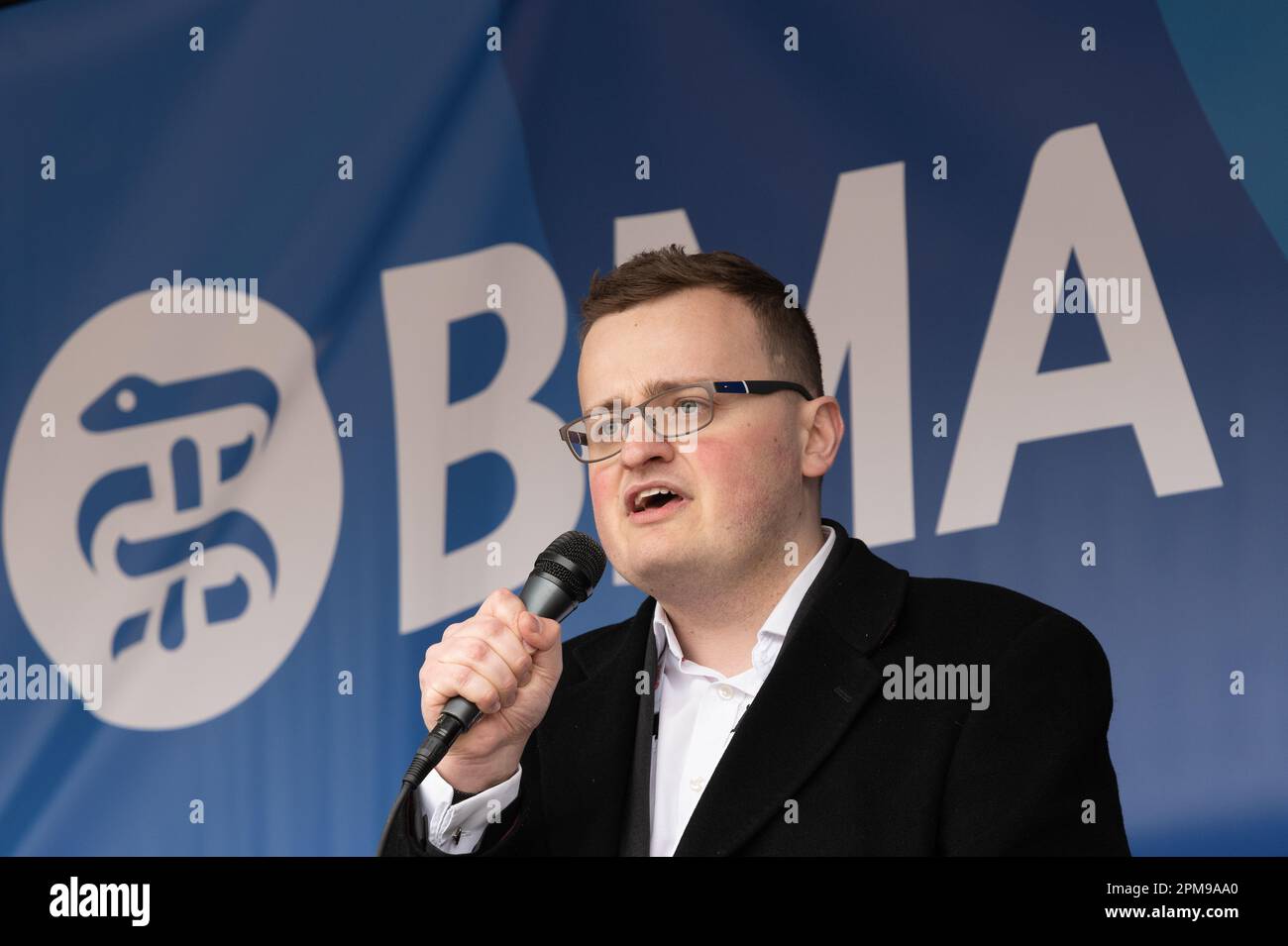 Londra, Regno Unito. 11 aprile 2023. Andrew Jordan, BMA Industrial Relations Officer, si rivolge a un grande raduno di medici junior dell'NHS in sciopero per una retribuzione equa. Foto Stock