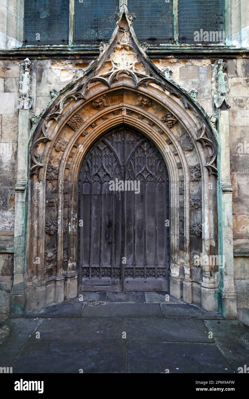 Gargoyle o grottesche che adornano il portico d'ingresso alla St Mary's Parish Church, Beverley, East Ridings, Yorkshire. Usato per spaventare i parrocchiani Foto Stock