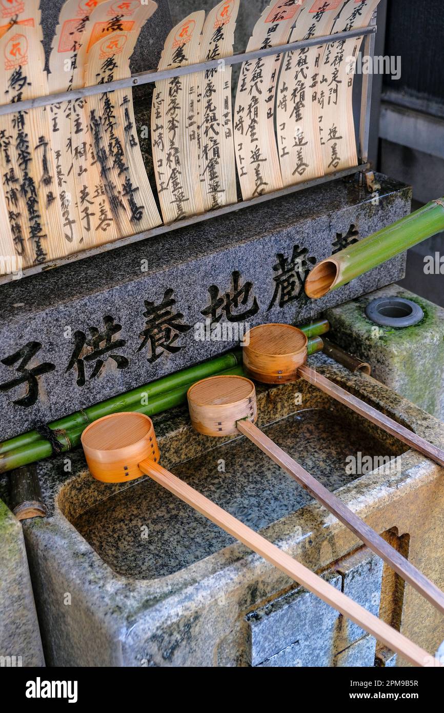 Kyoto, Giappone - 31 marzo 2023: Temizuya nel tempio Chugenji è un tempio buddista nel quartiere Gion di Kyoto, Giappone. Foto Stock