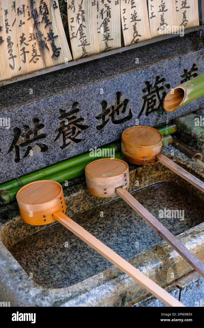 Kyoto, Giappone - 31 marzo 2023: Temizuya nel tempio Chugenji è un tempio buddista nel quartiere Gion di Kyoto, Giappone. Foto Stock