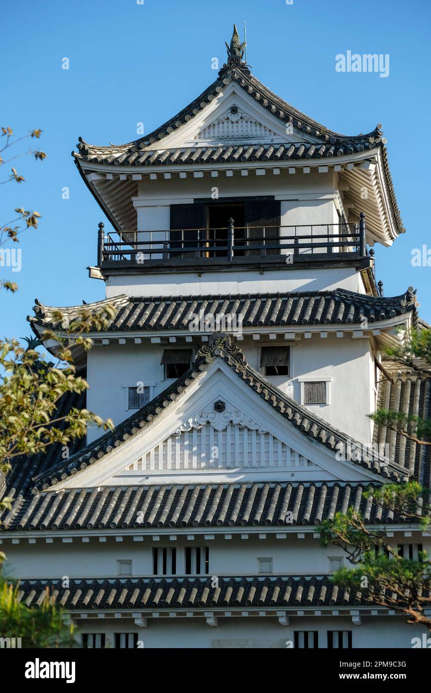 Kochi, Giappone - 9 aprile 2023: Il castello di Kochi è un castello giapponese del periodo Edo nella città di Kochi, Giappone. Foto Stock