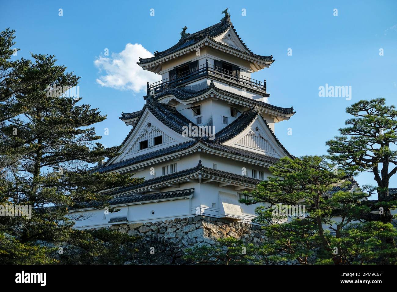 Kochi, Giappone - 9 aprile 2023: Il castello di Kochi è un castello giapponese del periodo Edo nella città di Kochi, Giappone. Foto Stock