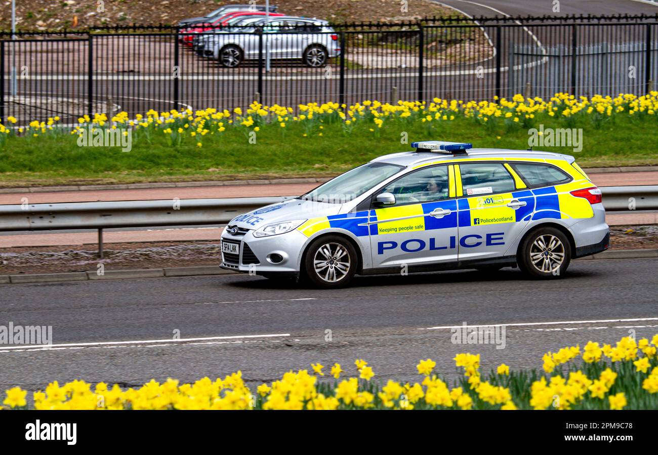 Un'auto della polizia scozzese che viaggia lungo la Kingsway West a doppia carreggiata nell'area urbana di Dundee, Scozia Foto Stock