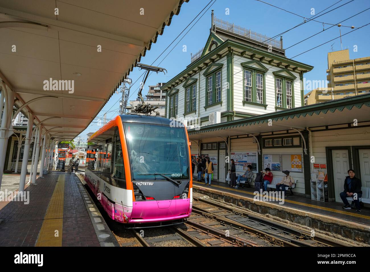 Matsuyama, Giappone - 11 aprile 2023: Tram alla stazione Dogo Onsen di Matsuyama, Giappone. Foto Stock