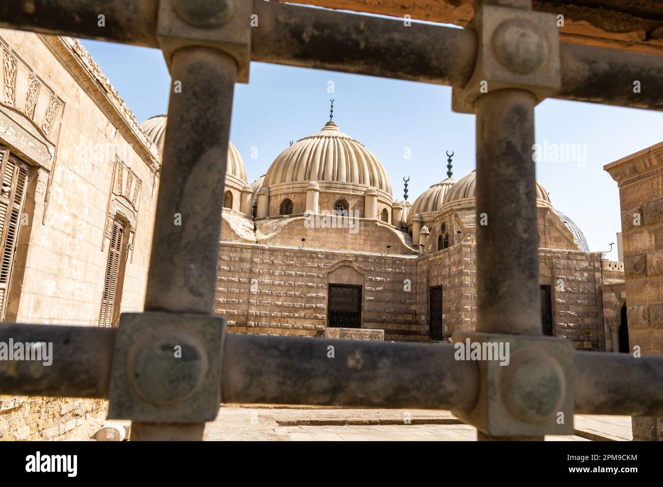 Una vista dall'esterno del mausolum per la famiglia reale di Muhammad Ali Pasha a Qarafa al Cairo, in Egitto Foto Stock