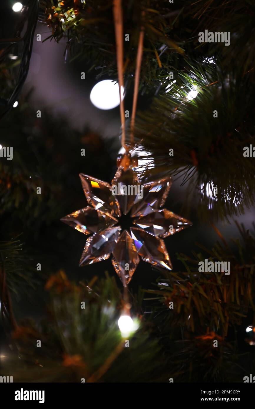 Una decorazione di Natale appeso a un albero Foto Stock