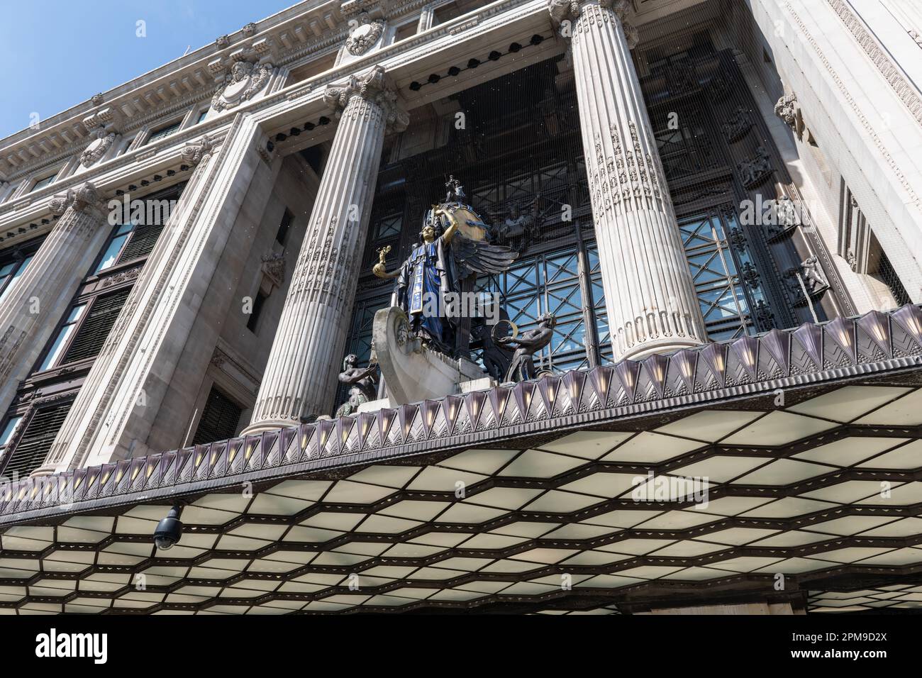 Londra. UK- 04.09.2023.The facciata del famoso grande magazzino di lusso Selfridge and Co. Foto Stock