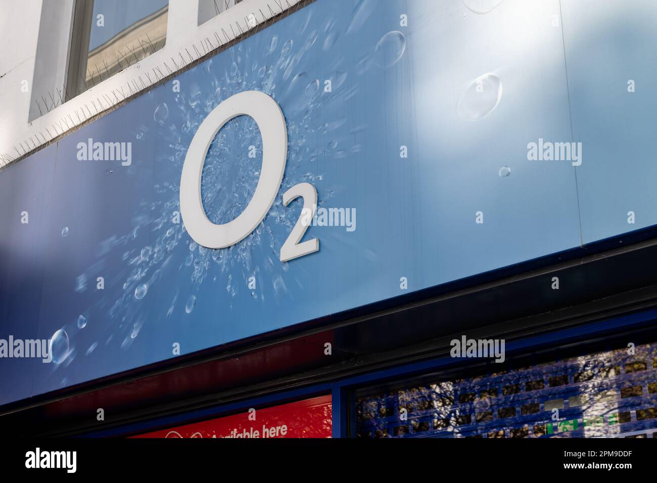 Londra. UK- 04.09.2023. Il cartello con il nome di una filiale al dettaglio di O2 su Oxford Street. Una rete mobile nazionale britannica e un fornitore di servizi Internet. Foto Stock