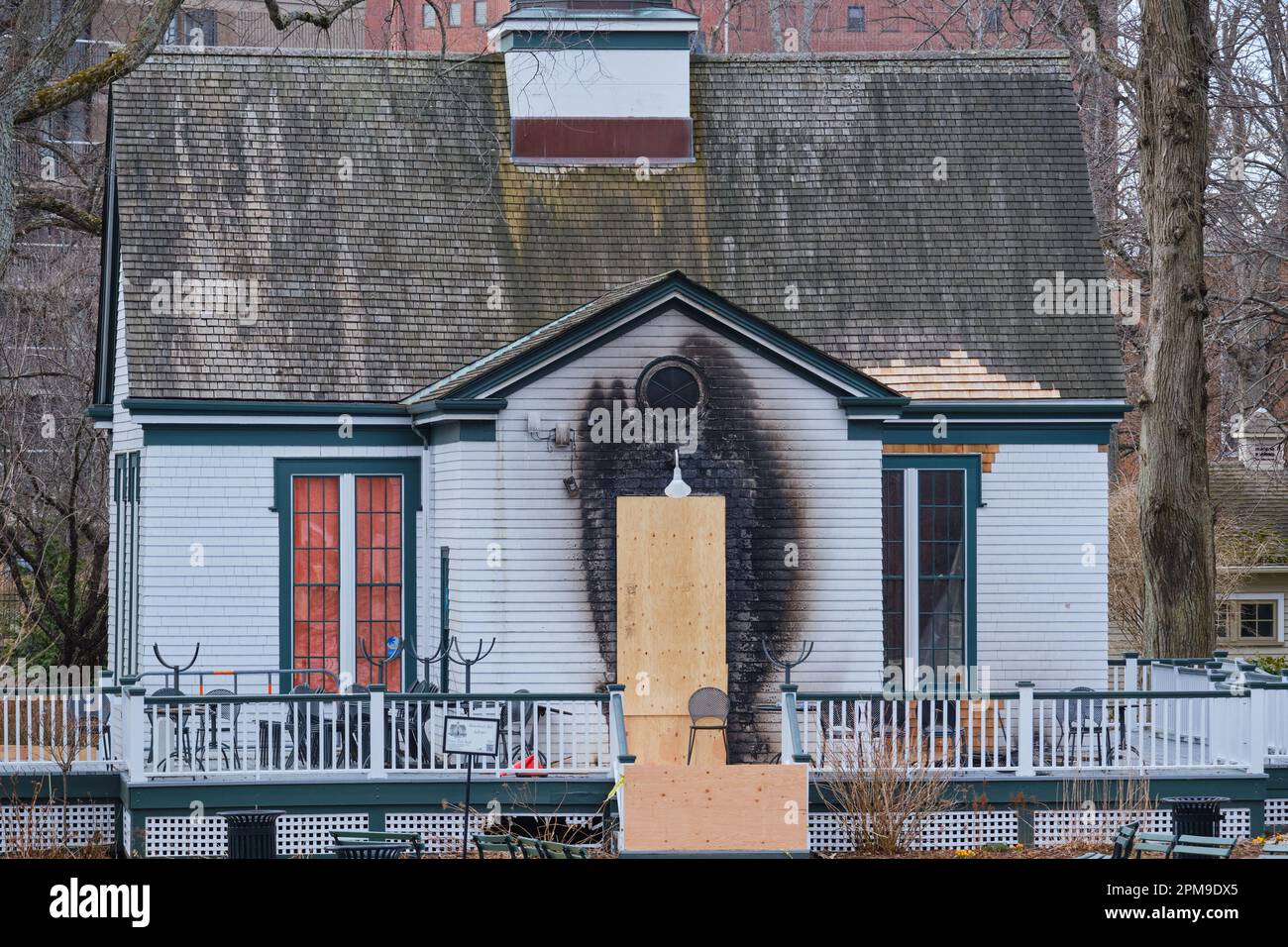 Halifax, Canada. Aprile 2023. Danni da incendio alla storica Horticultural Hall nei Giardini pubblici di Halifax a seguito di un incendio sospetto la notte prima Foto Stock