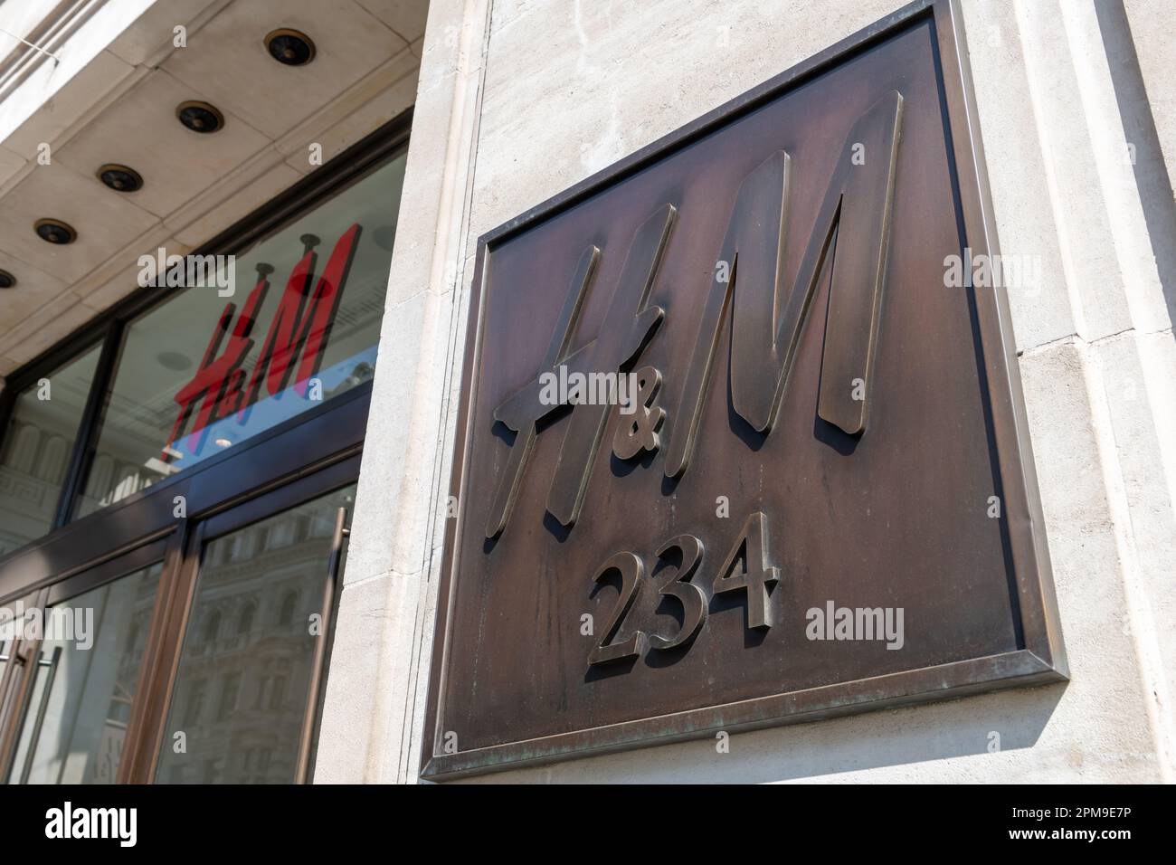 Londra. UK- 04.09.2023. Il cartello con il nome del negozio H and M di Oxford Street. Un marchio multinazionale svedese di abbigliamento. Foto Stock