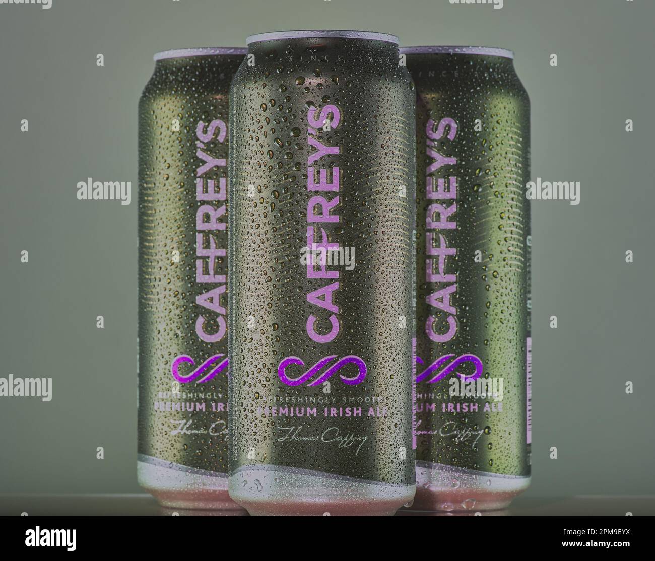 Lattine fredde di birra di Caffrey isolate su uno sfondo a gradiente verde, Mansfield, Nottingham, Regno Unito, immagine del prodotto in studio. Foto Stock