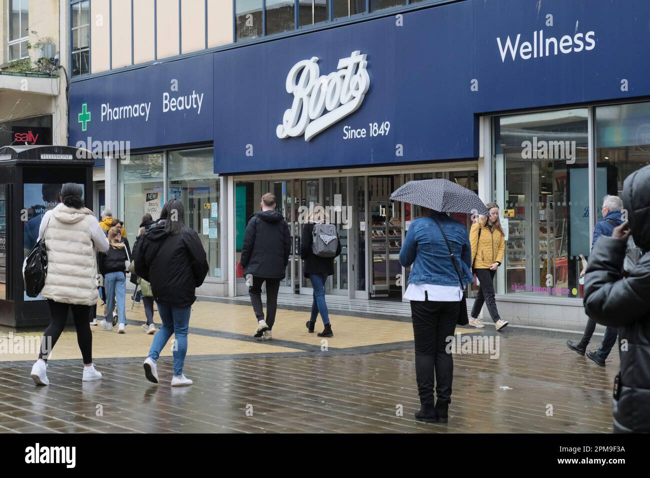 Si avvia la farmacia nel quartiere commerciale Broadmead Bristol UK Foto Stock