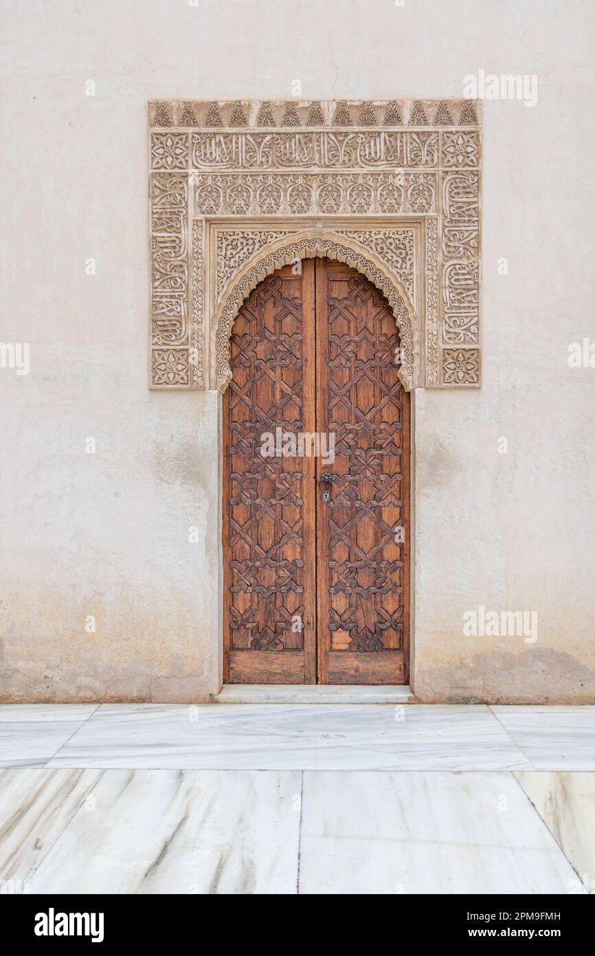 Architettura islamica Moorish antica porta in legno in Alhambra, Granada, Andalusia, Spagna. Foto Stock