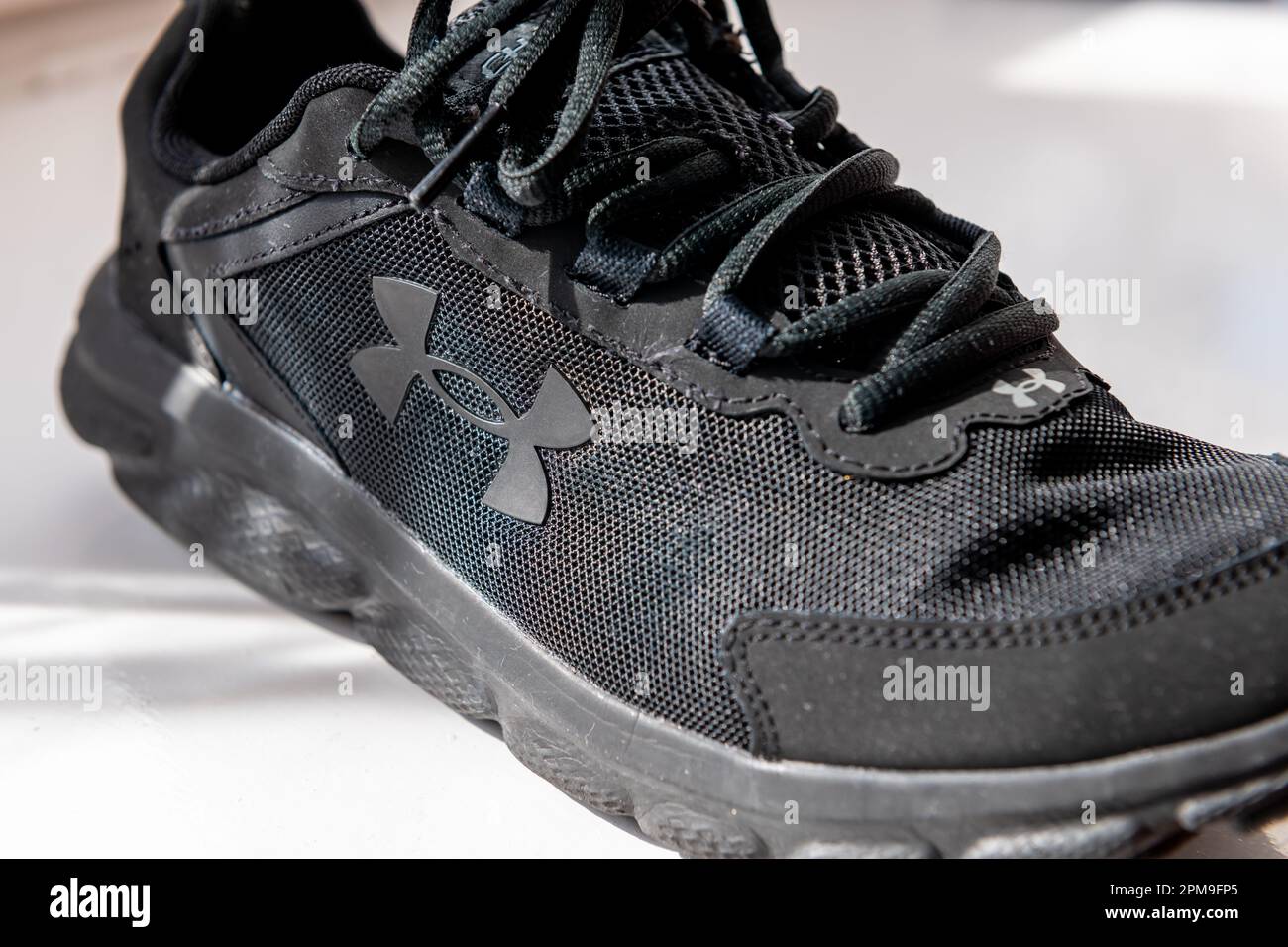Londra. UK- 04.09.2023. Primo piano di una scarpa da running Under Armour che mostra il logo e il marchio dell'azienda. Foto Stock